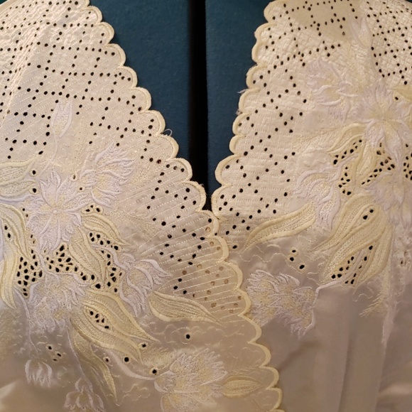 Vintage yellow satin dressing gown. - Picture 2 of 2